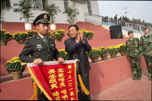 副书记王超,副校长何保全,郑元林,徐州军分区副司令员魏文,73101部队